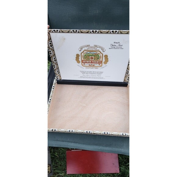 Arturo Fuente Chateau Fuente King B Cigar Box – Handmade Cedar Wood Collectible - Picture 5 of 6